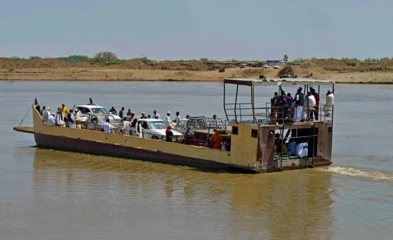 عبارة سودانية تقل مواطنون عبر النيل- ارشيفية- ا ف ب